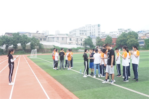 图为员工进行素质拓展活动.JPG