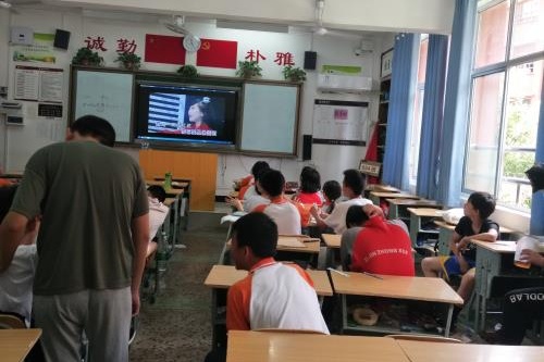 图为员工上音乐课 (1).jpg