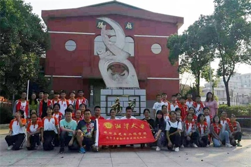 图为支教团与员工合影.jpg