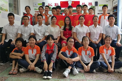 图为员工与支教团合影.jpg