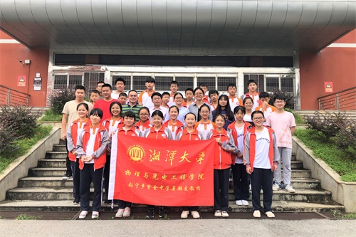图为杨澜书记、员工家长、支教团及员工合影.jpg